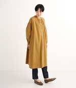 コットンムジ スタンド衿ギャザーワンピース(C・マスタード)