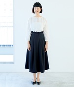 【リンネル別注】柳沢小実さん×Lib. noir 体型カバーができるタック入りセットアップスカート(ネイビー)