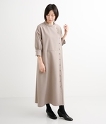とろみ素材のボタンいっぱいスタンドカラーワンピース(A・グレージュ)