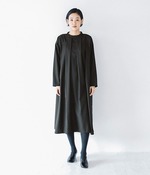 スタンドネックタックドレス(A・ブラック)